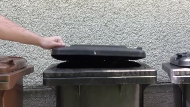Levando o lixo para fora — Vídeo de Stock