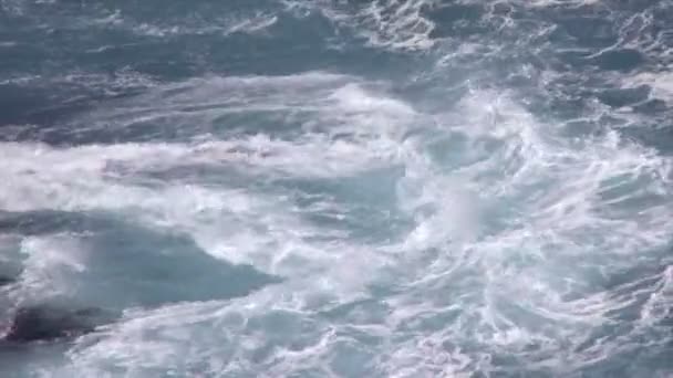 Stormachtige wateren — Stockvideo