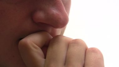 tırnakları çiğneme