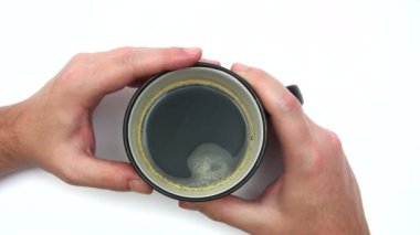 bir fincan kahve ile bekliyor