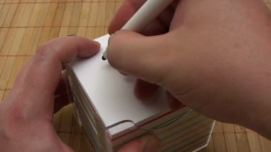 bir kişinin yazma bize dikkat edin.