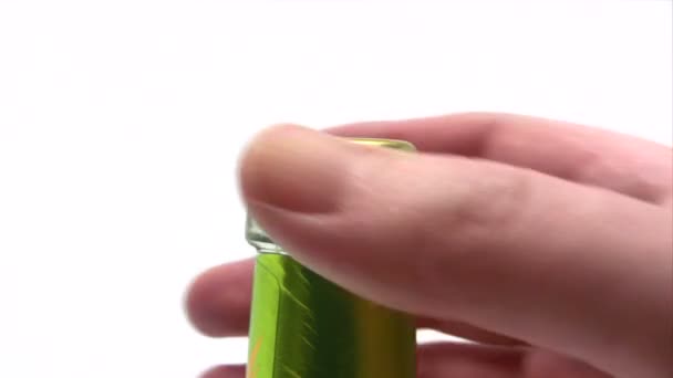Aprire una bottiglia di birra Close-Up — Video Stock