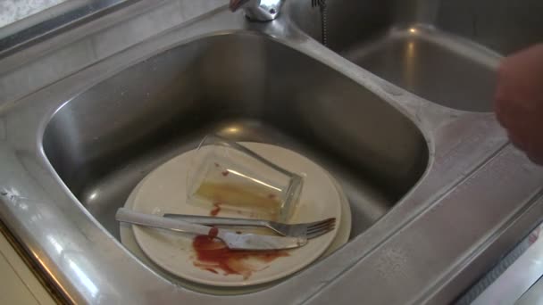 Грязная посуда — стоковое видео