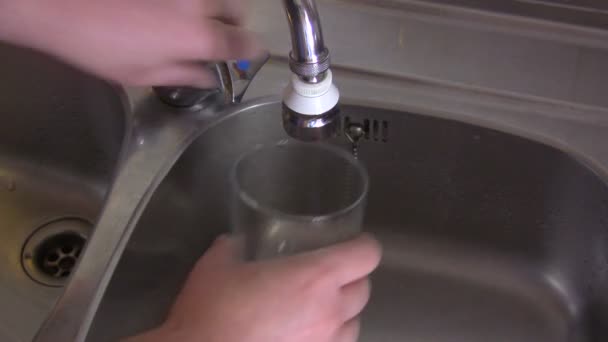 Bicchiere di acqua di rubinetto — Video Stock