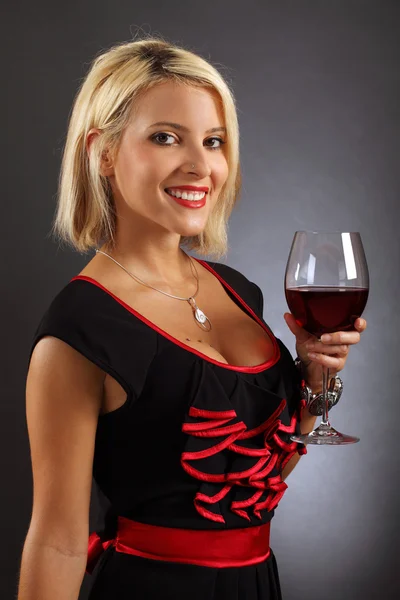 Σέξι ξανθιά πόσιμο κόκκινο κρασί — Φωτογραφία Αρχείου