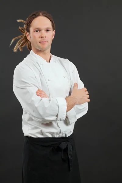 Chef masculino de pé com os braços cruzados — Fotografia de Stock