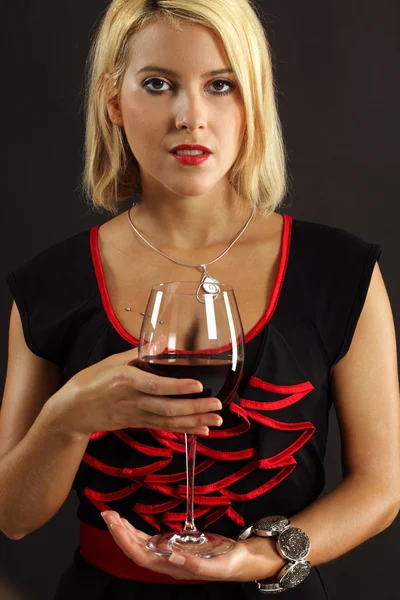 Великолепная блондинка пьет красное вино — стоковое фото