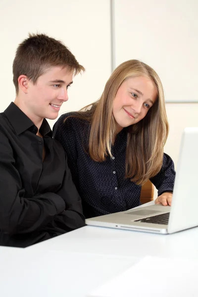 Teenage studenten werken op de computer — Stockfoto