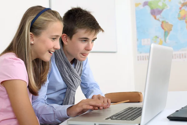 Studenti delle scuole superiori che lavorano al computer — Foto Stock