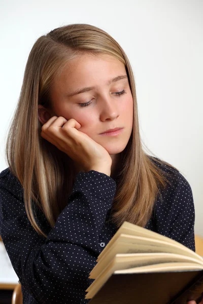 Mladý student čtení — Stock fotografie