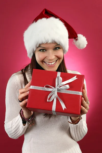 Szczęśliwa kobieta trzyma prezent na Boże Narodzenie — Zdjęcie stockowe