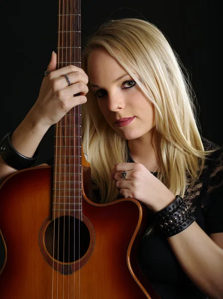 Szexi szőke nő, akusztikus gitár — Stock Fotó