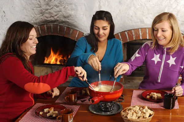 Jantar de fondue com amigos — Fotografia de Stock