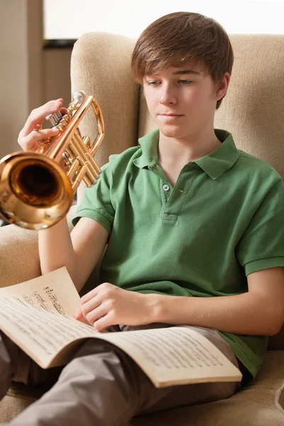 Praticar trompete em casa — Fotografia de Stock