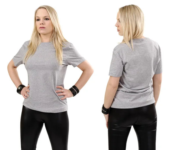 Blondýnka pózuje s prázdné šedé tričko — Stock fotografie