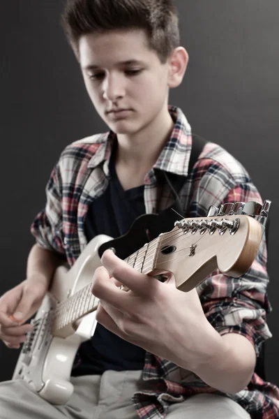 Молодой гитарист — стоковое фото