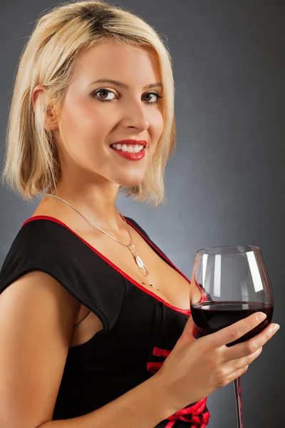 Çekici sarışın içme kırmızı şarap — Stok fotoğraf