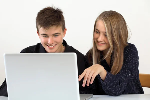 Jonge studenten die werken op een laptop — Stockfoto