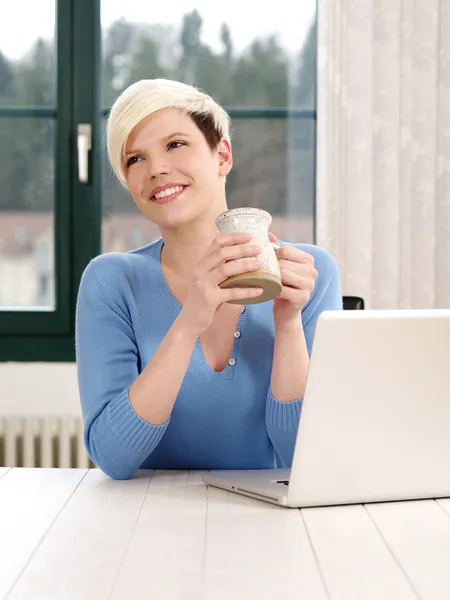 Uśmiechający się kobieta pracuje na laptopie — Zdjęcie stockowe