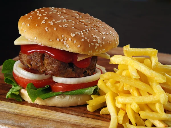 Šťavnatý hamburger a hranolky — Stock fotografie