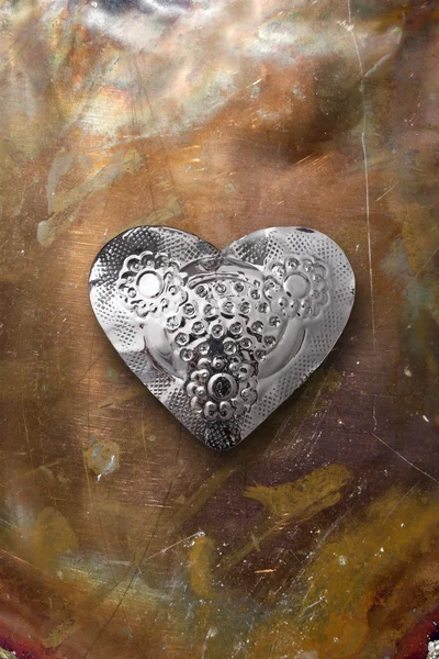 Chrom kovové srdce na zašlé mědi — Stock fotografie