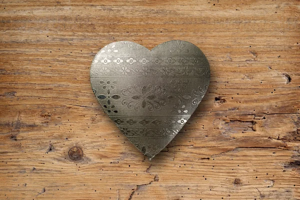 Coração de metal em madeira — Fotografia de Stock