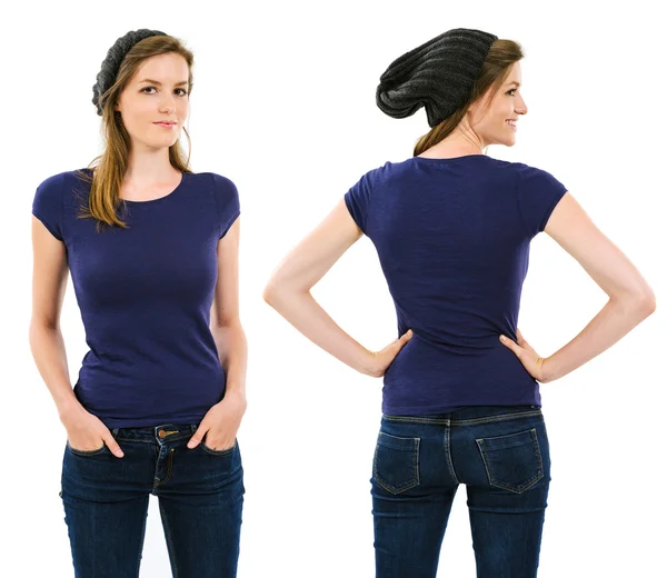 Weibchen mit leerem lila Hemd und Mütze — Stockfoto