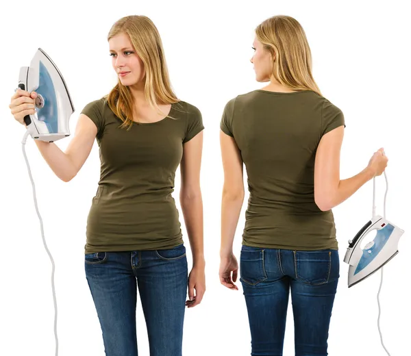 Vrouw met lege groen shirt houden een strijkijzer — Stockfoto