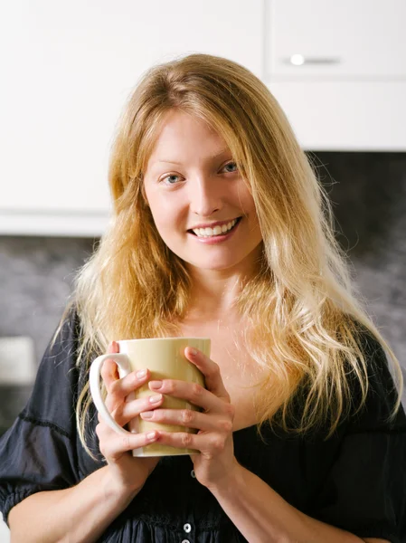 Vacker blond innehar en stor kaffe — Stockfoto