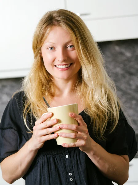 Linda loira na cozinha com café — Fotografia de Stock