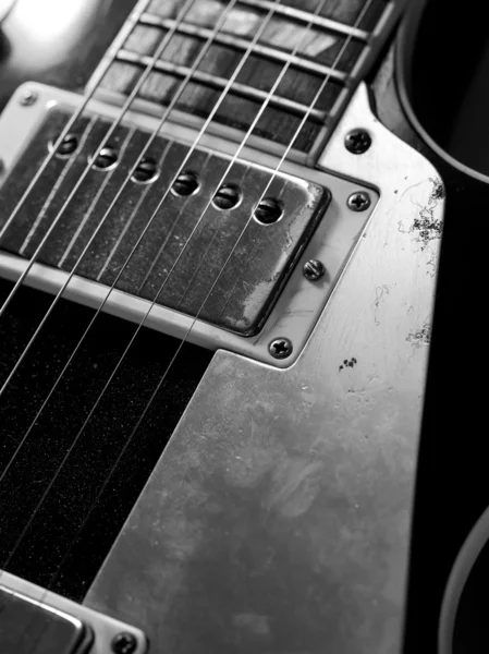 Cuerdas y pastillas para guitarra eléctrica macro —  Fotos de Stock