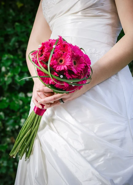 Bride holding flowers — Stock Photo, Image