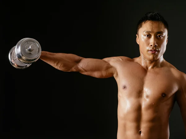 Asian male doing single shoulder fly — Stock Photo, Image