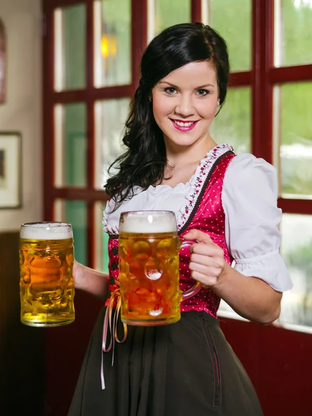 Schöne Oktoberfest-Kellnerin mit Bier — Stockfoto