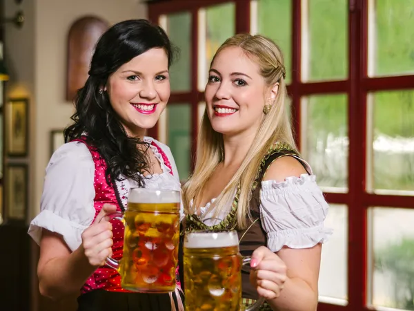 Belle cameriere dell'Oktoberfest con birra — Foto Stock