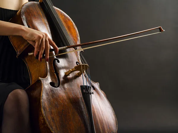 Suonare il violoncello — Foto Stock