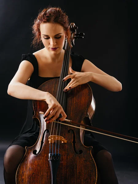 Vacker kvinna spela cello — Stockfoto