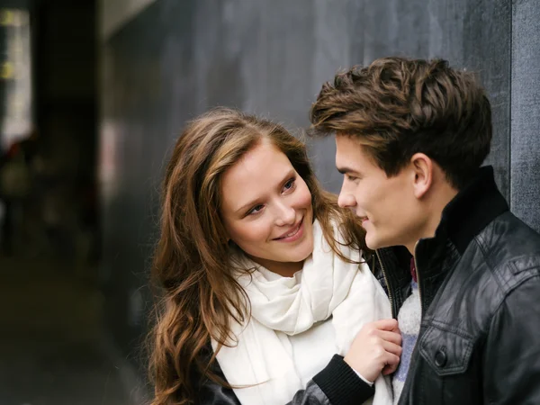 Jovem casal apaixonado — Fotografia de Stock