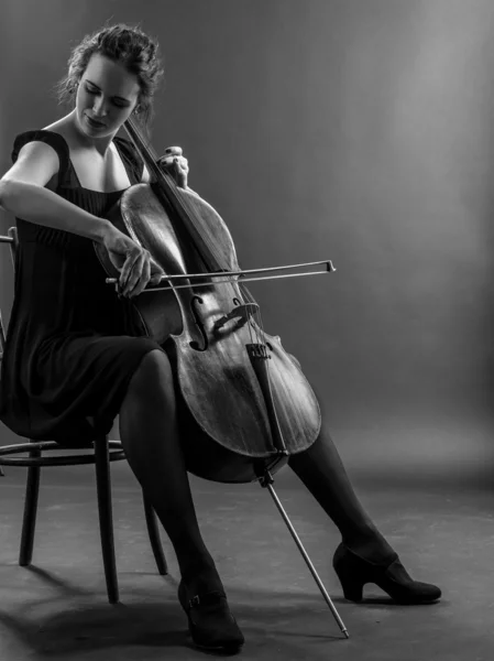 Mulher tocando violoncelo preto e branco — Fotografia de Stock