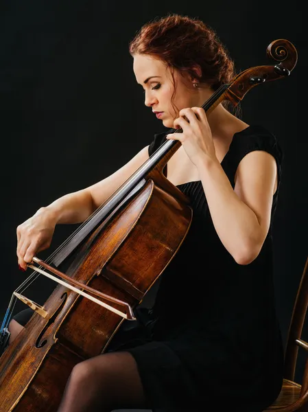 Cellist och hennes gamla cello — Stockfoto