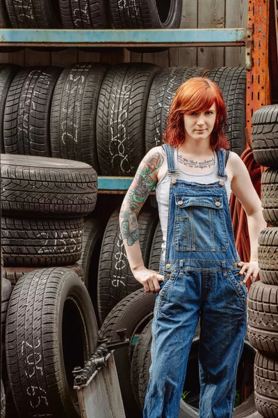 Sexy roodharige mechanic met tatoeages — Stockfoto