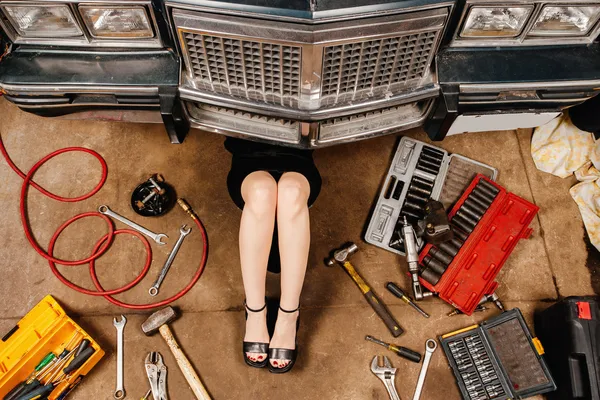 Mujer reparando su coche — Foto de Stock