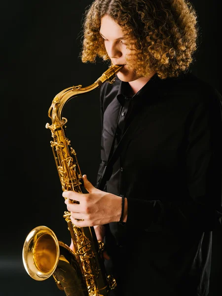 Jouer du saxophone — Photo