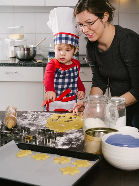 Mãe e filho fazendo biscoitos — Fotografia de Stock