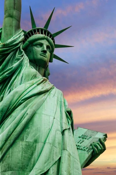 Statue of Liberty under colorful sky — Stock Photo, Image