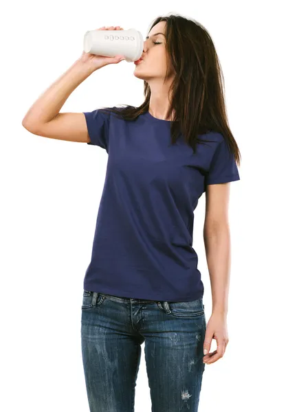 Woman with blank purple shirt drinking coffee — Stock Photo, Image