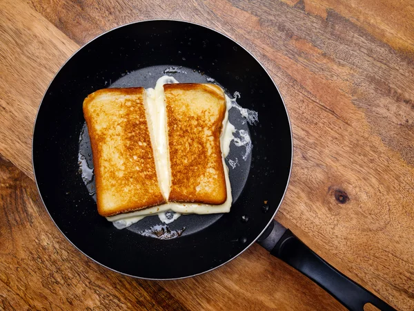 Gegrilltes Käse-Sandwich auf Pfanne — Stockfoto