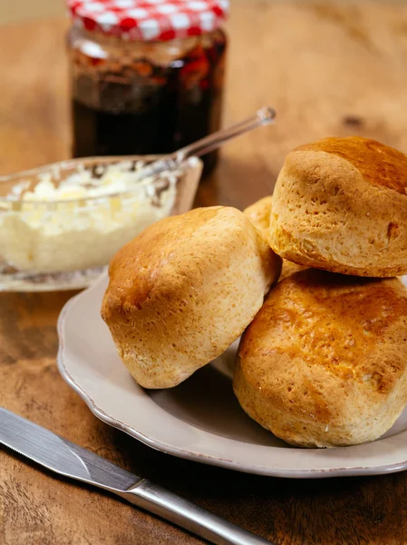 Bollos con crema coagulada y mermelada —  Fotos de Stock