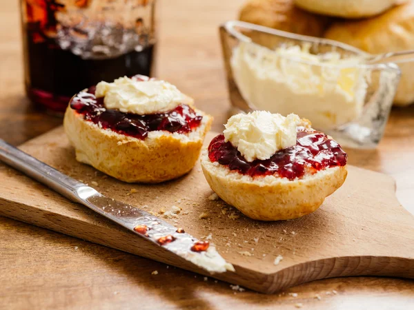 Dos bollos con crema coagulada y mermelada —  Fotos de Stock