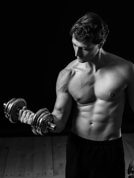 Jonge man doen biceps krullen — Stockfoto